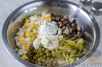 Фото приготовления рецепта: Салат с шампиньонами, маринованными огурцами, рисом и горошком - шаг №12