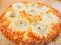 Фото к рецепту: Лепёшка из дрожжевого теста на кефире, с сыром и луком