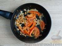 Фото приготовления рецепта: Яичница-болтунья с помидорами и луком в лаваше (на сковороде) - шаг №6