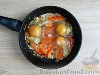 Фото приготовления рецепта: Яичница-болтунья с помидорами и луком в лаваше (на сковороде) - шаг №7
