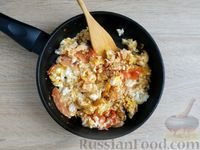 Фото приготовления рецепта: Яичница-болтунья с помидорами и луком в лаваше (на сковороде) - шаг №8