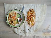 Фото приготовления рецепта: Яичница-болтунья с помидорами и луком в лаваше (на сковороде) - шаг №11