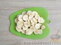 Фото приготовления рецепта: Банановый крамбл с грецкими орехами - шаг №6