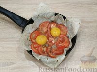 Фото приготовления рецепта: Яичница с помидором и сыром в лаваше - шаг №5