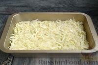 Фото приготовления рецепта: Куриные голени, запечённые с картошкой и капустой, под сметаной - шаг №3