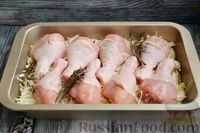 Фото приготовления рецепта: Куриные голени, запечённые с картошкой и капустой, под сметаной - шаг №4