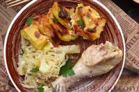 Фото приготовления рецепта: Куриные голени, запечённые с картошкой и капустой, под сметаной - шаг №12