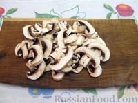 Фото приготовления рецепта: Омлет с начинкой из грибов, фасоли и сыра - шаг №2