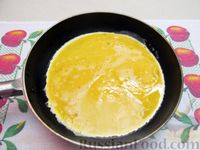Фото приготовления рецепта: Омлет с начинкой из грибов, фасоли и сыра - шаг №7