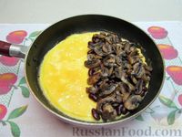 Фото приготовления рецепта: Омлет с начинкой из грибов, фасоли и сыра - шаг №10