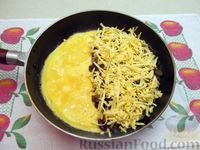 Фото приготовления рецепта: Омлет с начинкой из грибов, фасоли и сыра - шаг №11