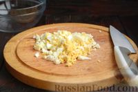 Фото приготовления рецепта: Рулетики из лаваша с копчёным сыром и варёными яйцами - шаг №3