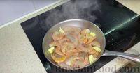 Фото приготовления рецепта: Жареные креветки с чесноком и соевым соусом - шаг №4