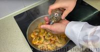 Фото приготовления рецепта: Жареные креветки с чесноком и соевым соусом - шаг №5