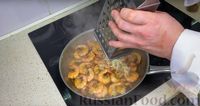 Фото приготовления рецепта: Жареные креветки с чесноком и соевым соусом - шаг №6