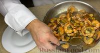 Фото приготовления рецепта: Жареные креветки с чесноком и соевым соусом - шаг №7