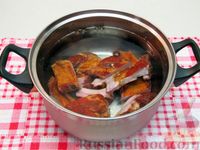 Фото приготовления рецепта: Картофельный суп с копчёными рёбрами - шаг №2