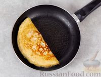 Фото приготовления рецепта: Омлет с начинкой из вешенок и сыра - шаг №8