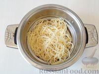 Фото приготовления рецепта: Спагетти в томатно-сливочном соусе - шаг №7