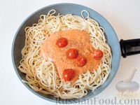 Фото приготовления рецепта: Спагетти в томатно-сливочном соусе - шаг №12