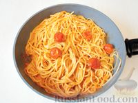 Фото приготовления рецепта: Спагетти в томатно-сливочном соусе - шаг №13