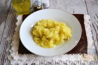 Фото приготовления рецепта: Оладьи из картофельного пюре с сыром и зелёным луком - шаг №3