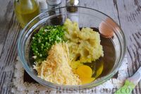 Фото приготовления рецепта: Оладьи из картофельного пюре с сыром и зелёным луком - шаг №5