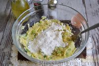 Фото приготовления рецепта: Оладьи из картофельного пюре с сыром и зелёным луком - шаг №6