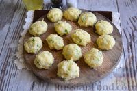 Фото приготовления рецепта: Оладьи из картофельного пюре с сыром и зелёным луком - шаг №7