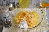 Фото приготовления рецепта: Жареный сыр с яйцом - шаг №4