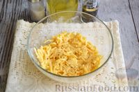 Фото приготовления рецепта: Жареный сыр с яйцом - шаг №5