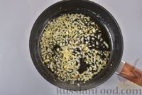 Фото приготовления рецепта: Рисовая каша с варёными яйцами - шаг №6