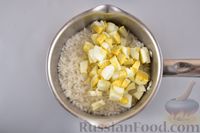 Фото приготовления рецепта: Рисовая каша с варёными яйцами - шаг №8