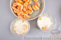 Фото приготовления рецепта: Десерт из йогурта с шоколадом, сливками и мандаринами - шаг №8