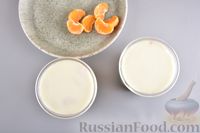 Фото приготовления рецепта: Десерт из йогурта с шоколадом, сливками и мандаринами - шаг №9