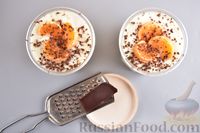 Фото приготовления рецепта: Десерт из йогурта с шоколадом, сливками и мандаринами - шаг №11