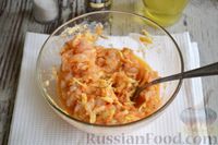 Фото приготовления рецепта: Рыбные котлеты с морковью, сыром и сметаной - шаг №6