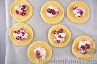 Фото приготовления рецепта: Песочные пирожки с творогом и замороженными ягодами - шаг №10