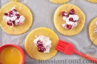 Фото приготовления рецепта: Песочные пирожки с творогом и замороженными ягодами - шаг №11