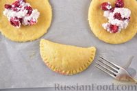 Фото приготовления рецепта: Песочные пирожки с творогом и замороженными ягодами - шаг №12