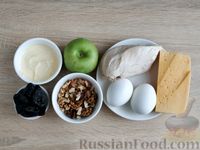 Фото приготовления рецепта: Слоёный салат с курицей, черносливом, яблоком и орехами - шаг №1