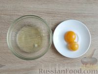 Фото приготовления рецепта: Яичница с сыром и солёными огурцами - шаг №6