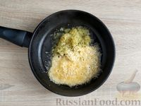 Фото приготовления рецепта: Яичница с сыром и солёными огурцами - шаг №4