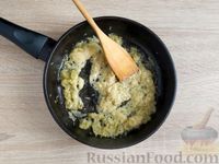 Фото приготовления рецепта: Яичница с сыром и солёными огурцами - шаг №5