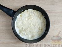 Фото приготовления рецепта: Яичница с сыром и солёными огурцами - шаг №9