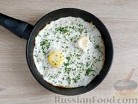 Фото приготовления рецепта: Яичница с сыром и солёными огурцами - шаг №13