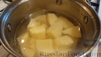 Фото приготовления рецепта: Картофельно-куриные котлеты с кукурузой и зелёным горошком - шаг №2
