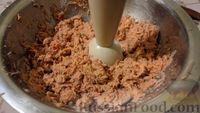 Фото приготовления рецепта: Картофельно-куриные котлеты с кукурузой и зелёным горошком - шаг №4