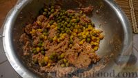 Фото приготовления рецепта: Картофельно-куриные котлеты с кукурузой и зелёным горошком - шаг №6