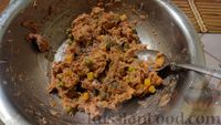 Фото приготовления рецепта: Картофельно-куриные котлеты с кукурузой и зелёным горошком - шаг №7